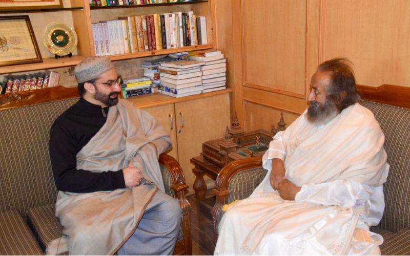 سری سری روی شنکر کی کشمیر میں میر واعظ عمر فاروق سے ملاقات